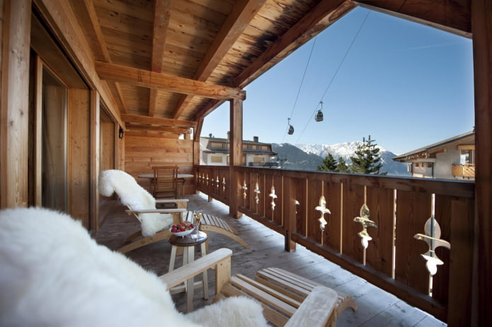 plafond en bois de style chalet sur la loggia