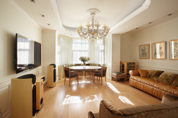 structure de plafond dans le salon avec une baie vitrée