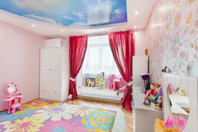 ciel avec des nuages ​​au plafond dans une chambre d'enfant