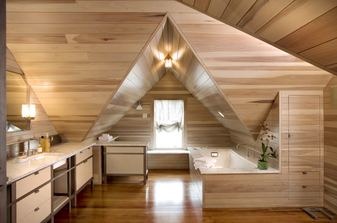 plafond en bois à l'intérieur de la salle de bain