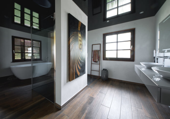 plafond noir à l'intérieur de la salle de bain