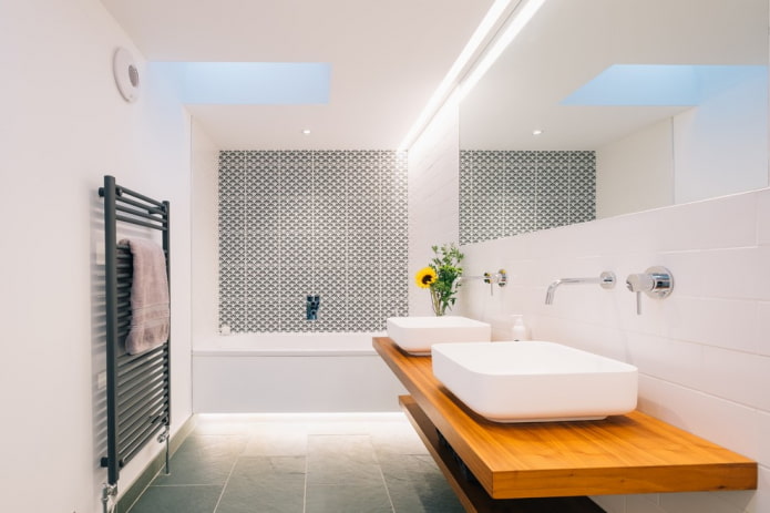 plafond blanc dans la salle de bain