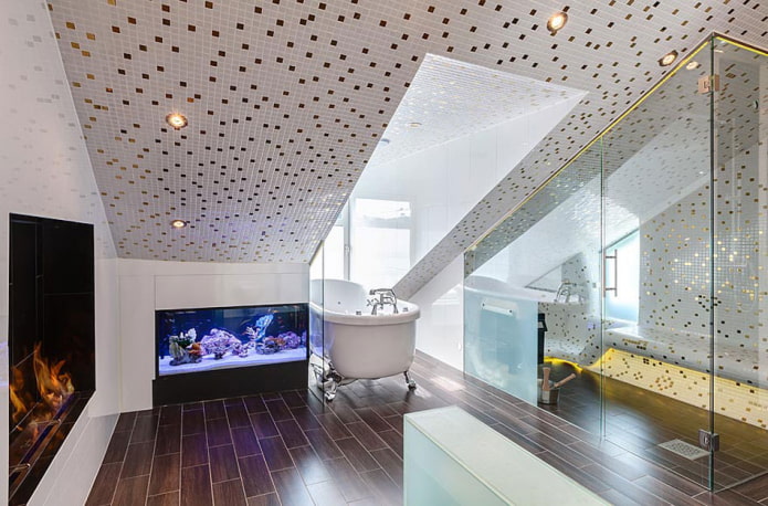 plafond avec mosaïque à l'intérieur de la salle de bain