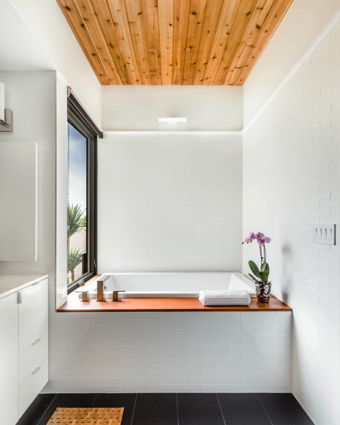 plafond en bois à l'intérieur de la salle de bain