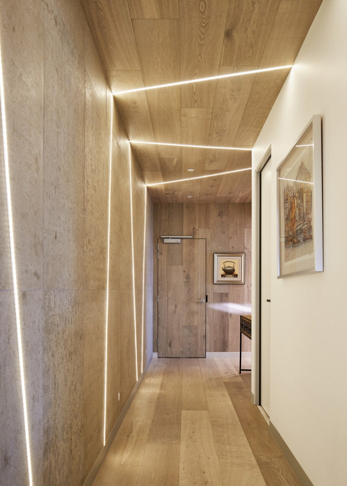 plafond en bois dans le couloir