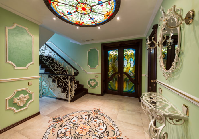 conception de plafond dans le couloir avec escalier