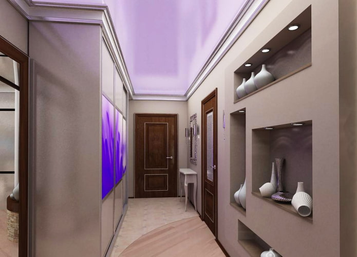 plafond lilas à l'intérieur du couloir