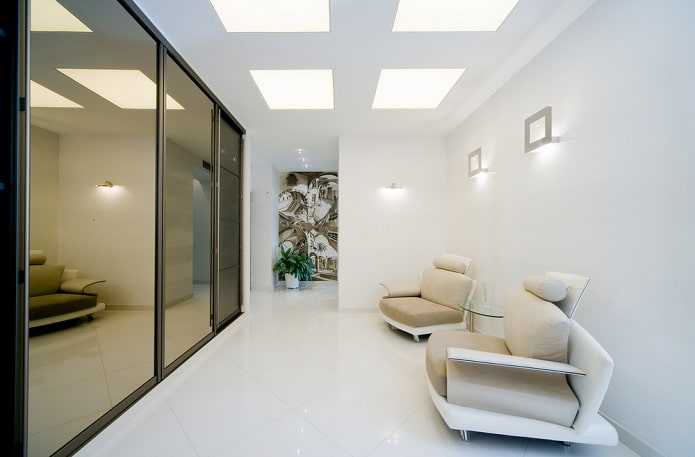 plafond clair à l'intérieur du couloir