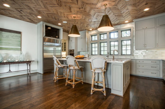 plafond marron à l'intérieur de la cuisine