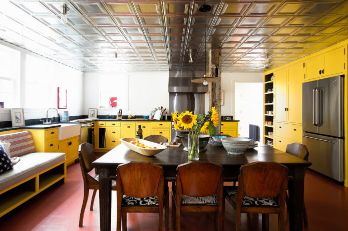 carreaux au plafond à l'intérieur de la cuisine