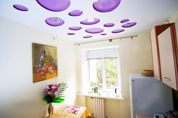 plafond perforé à l'intérieur de la cuisine