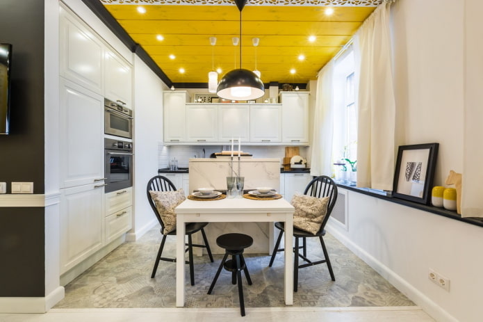 plafond jaune dans la cuisine