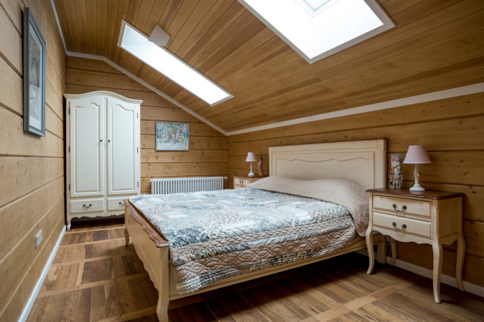 doublure au plafond à l'intérieur de la chambre