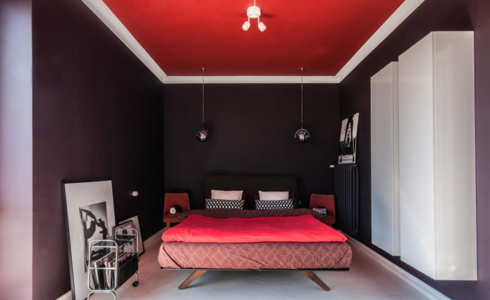 plafond rouge à l'intérieur de la chambre