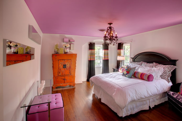 plafond rose à l'intérieur de la chambre