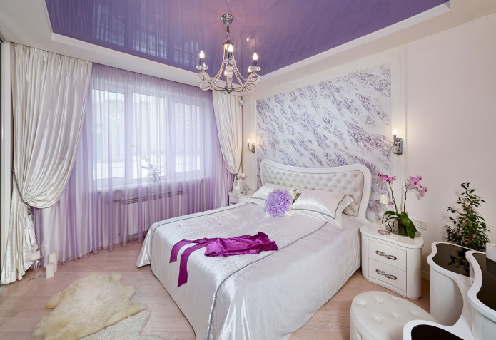 plafond lilas à l'intérieur de la chambre