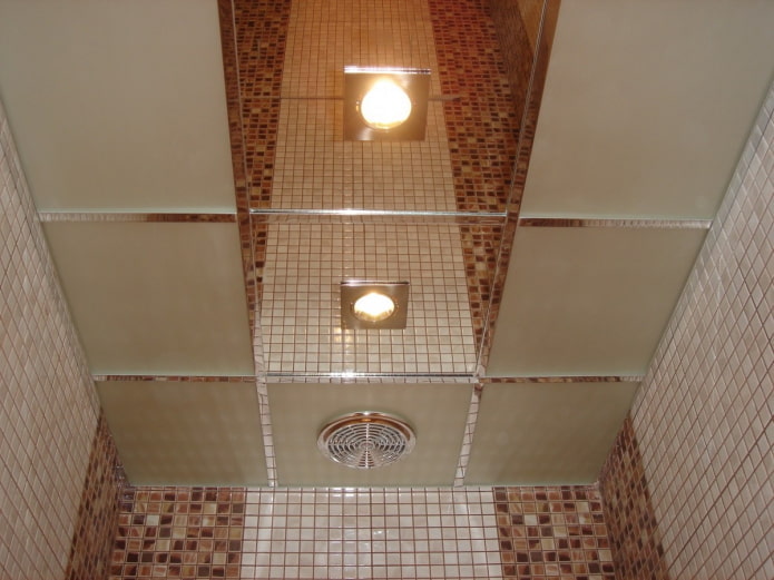 structure de plafond en miroir dans la salle de bain