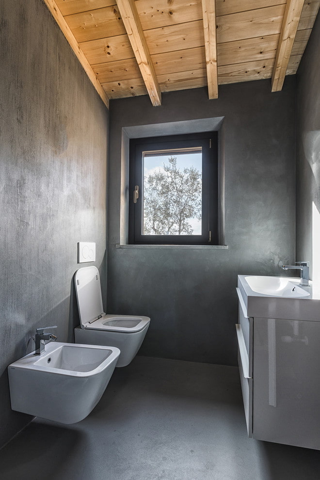 plafond en bois dans les toilettes de style loft