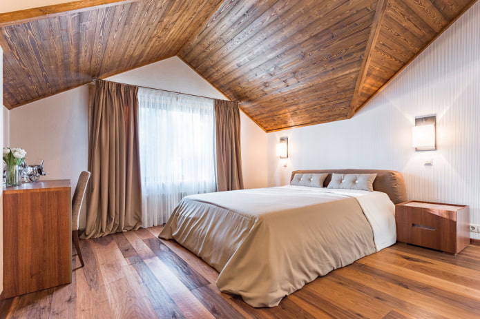 plafond en bois dans la chambre mansardée