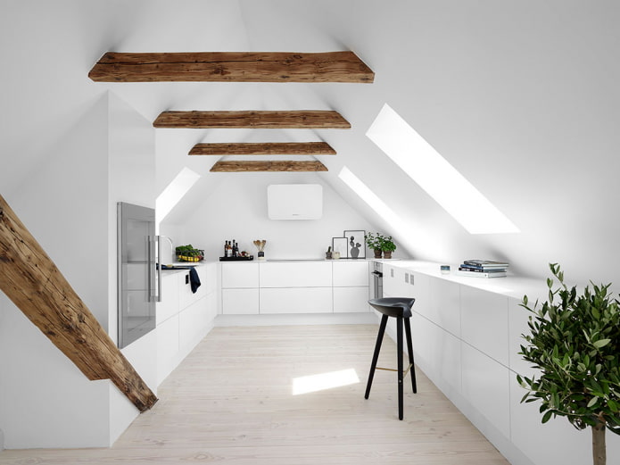 structure de plafond dans le grenier dans le style du minimalisme