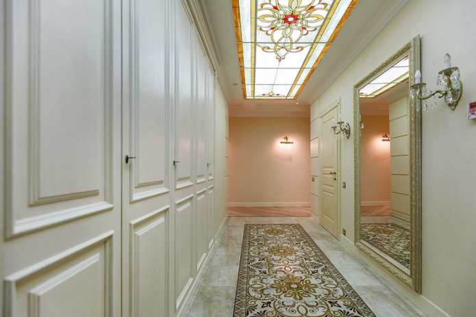 plafond de vitrail à l'intérieur du couloir