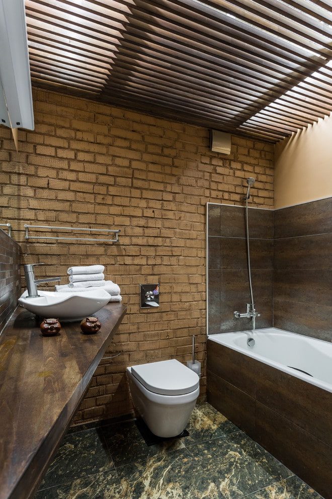 salle de bain style loft avec lattes