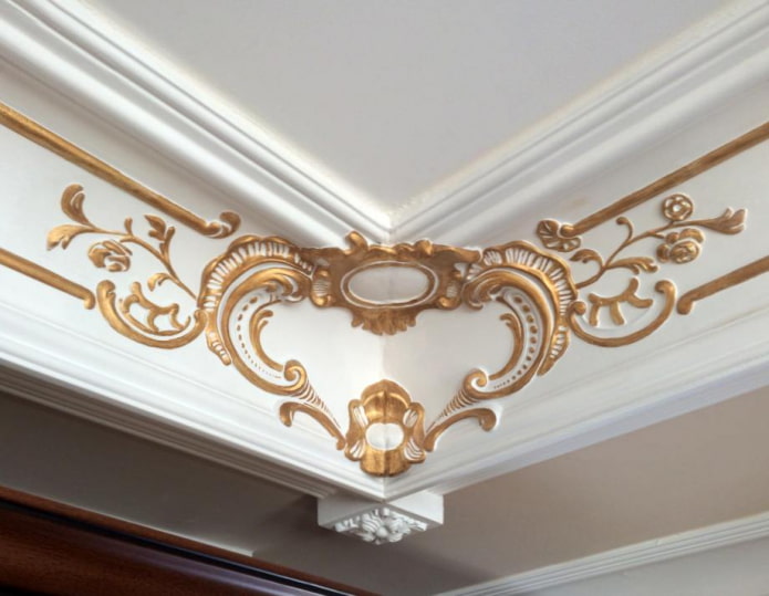 congé de plafond avec motifs