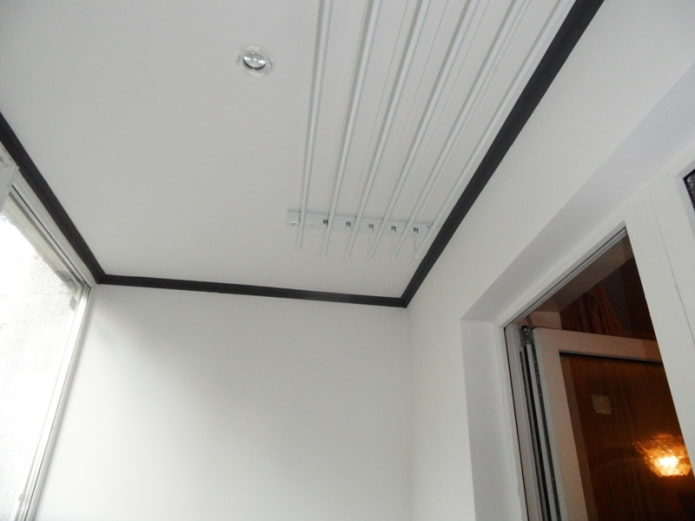 filets de plafond sur le balcon