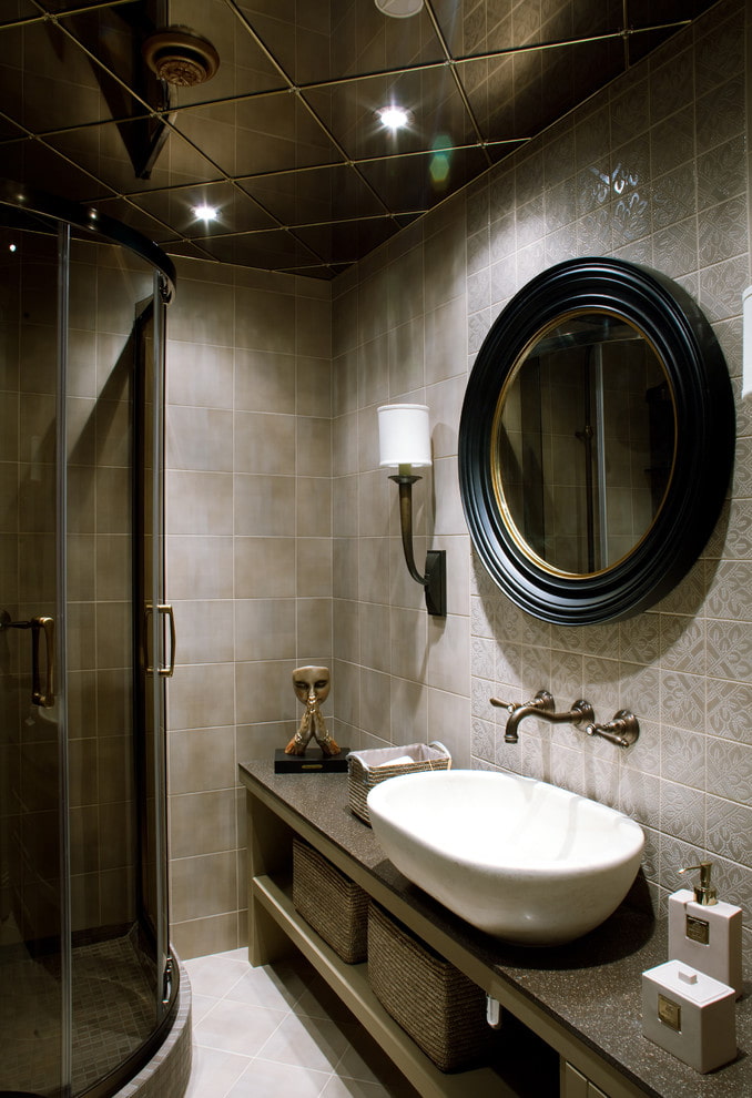 conception de plafond miroir dans la salle de bain