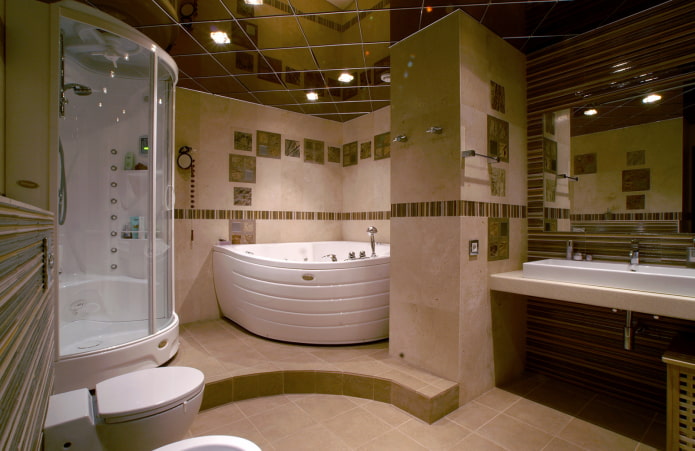 plafond miroir à l'intérieur de la salle de bain