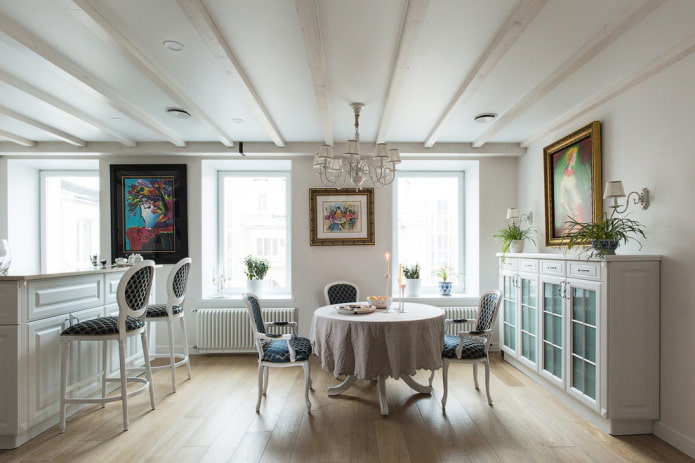 toile tendue avec poutres dans la salle à manger