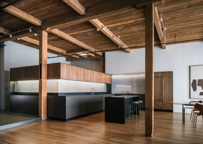 plafond en bois à l'intérieur de la cuisine