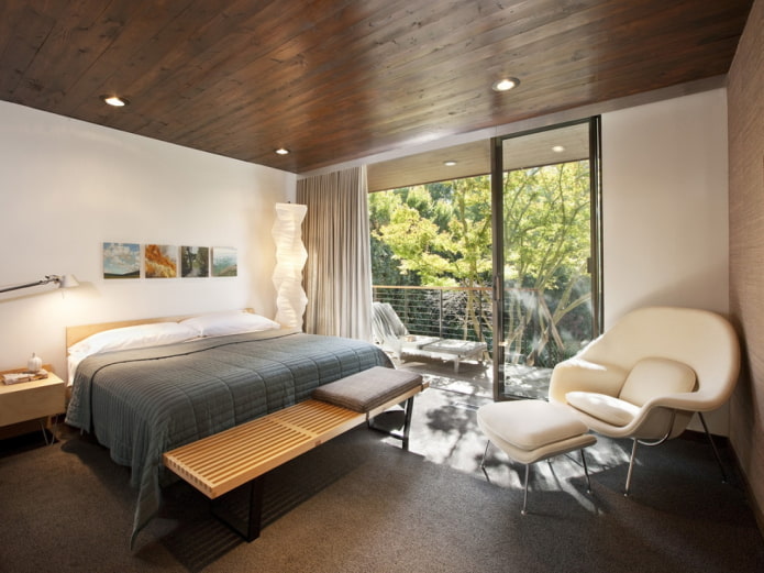 plafond en bois à l'intérieur de la chambre