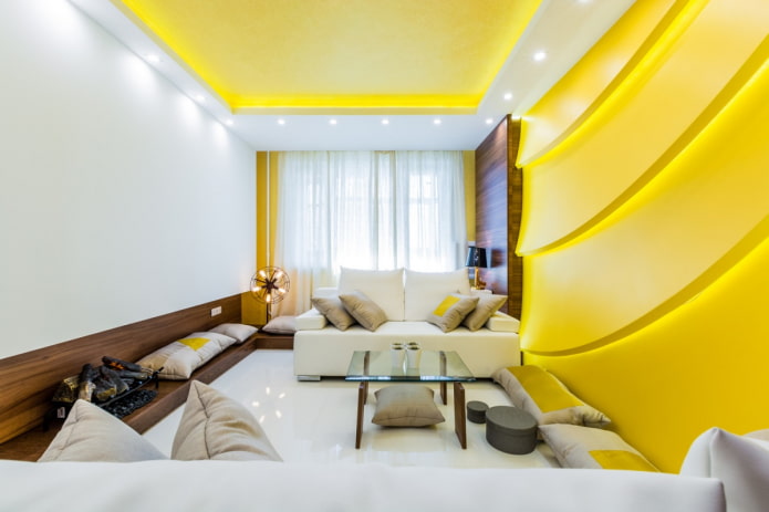 plafond jaune à l'intérieur