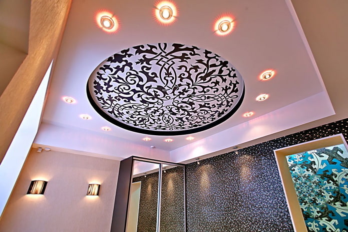 plafond décoré de motifs