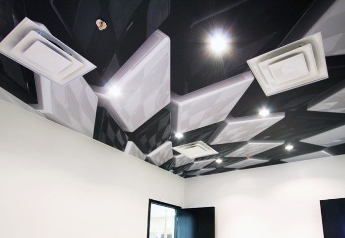 plafond à motifs géométriques