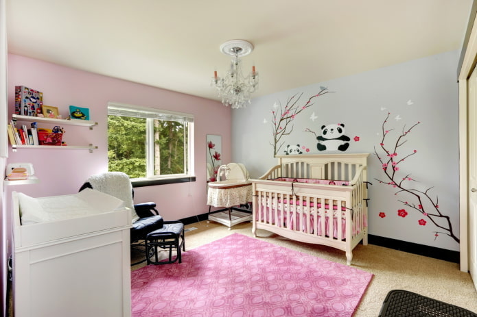 déco au dessus du lit à l'intérieur de la crèche