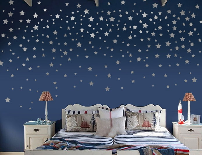 stickers muraux en forme d'étoiles dans la chambre de bébé