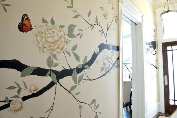 dessins de fleurs sur les murs du couloir