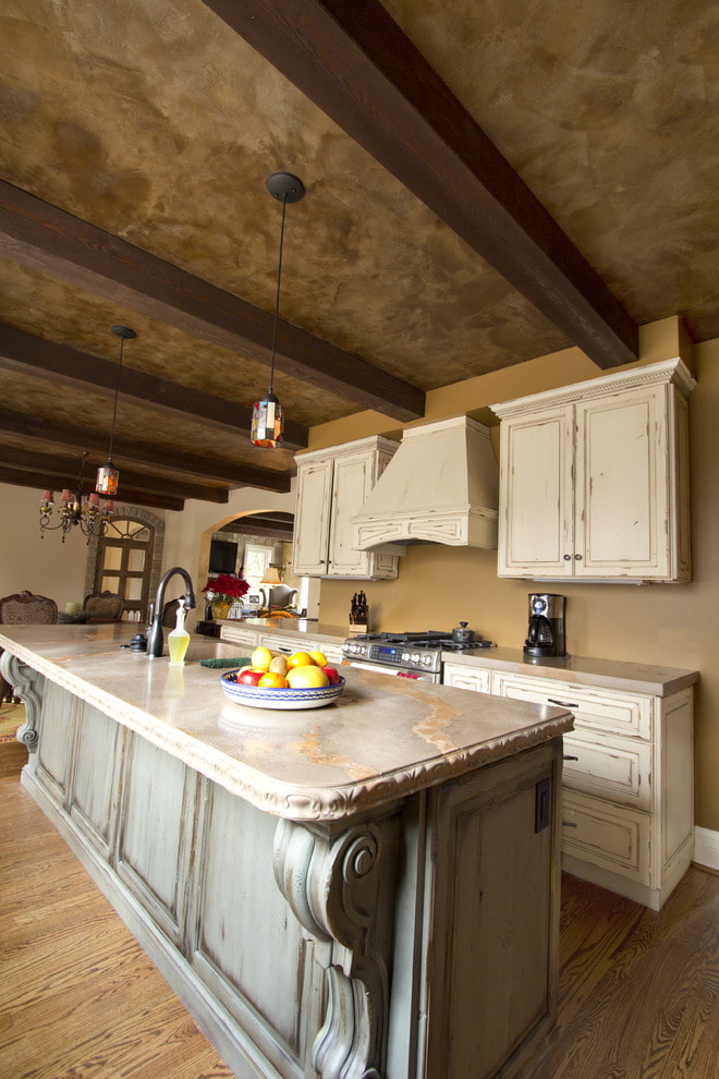 plâtre au plafond à l'intérieur de la cuisine