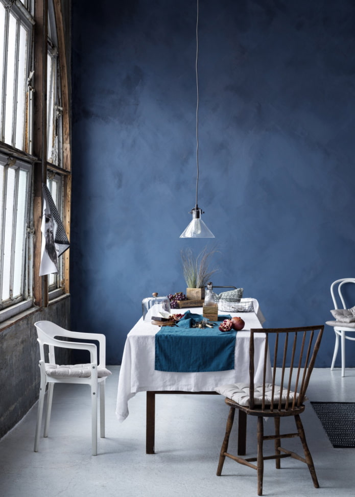 plâtre bleu à l'intérieur de la salle à manger