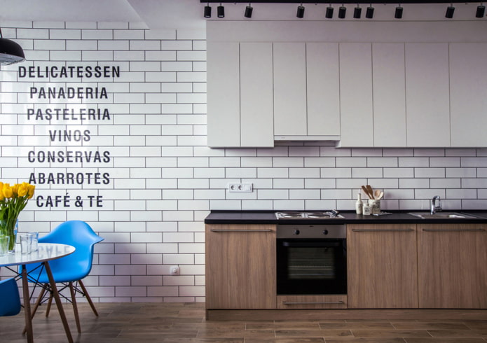 inscriptions sur le mur à l'intérieur de la cuisine