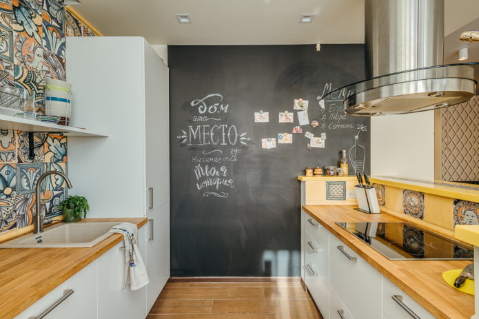 ardoise sur le mur à l'intérieur de la cuisine