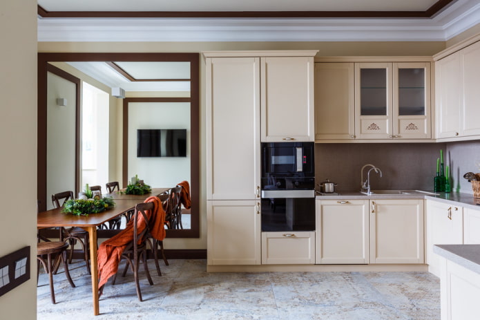 miroir sur le mur à l'intérieur de la cuisine