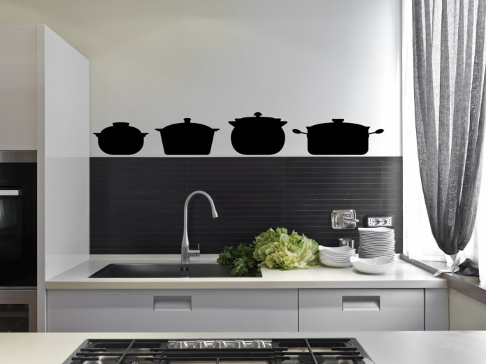 autocollant décoratif sur le mur dans la cuisine