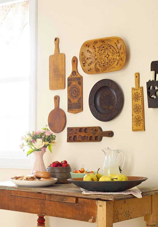 planches à découper au mur dans la cuisine