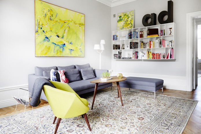 peintures au mur dans le salon de style scandinave