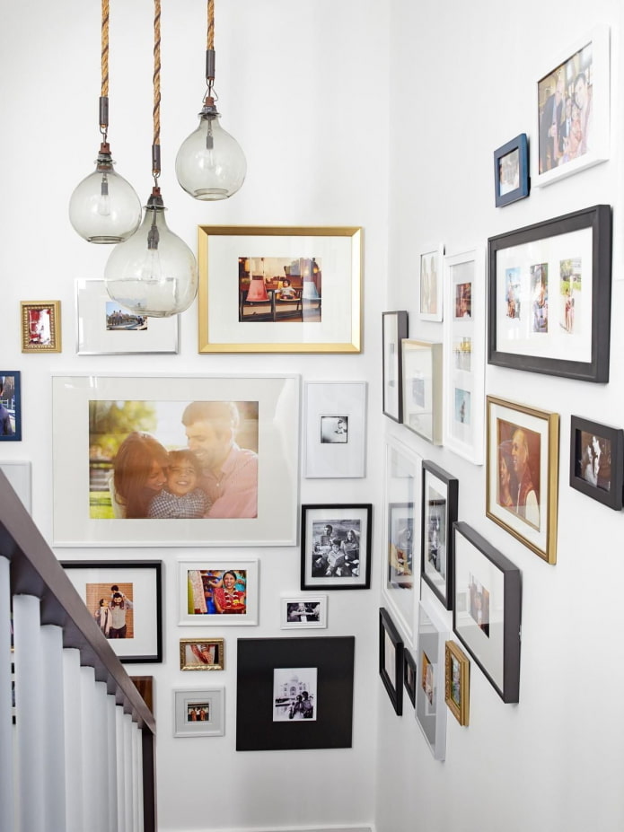 photographies dans des cadres sur le mur à l'intérieur