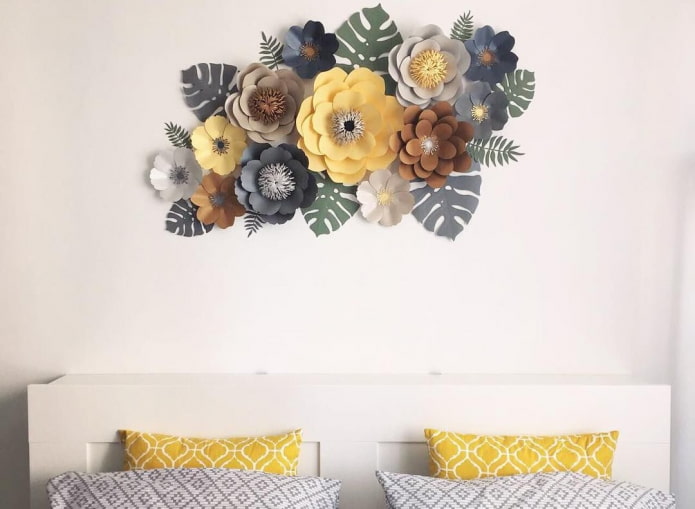 fleurs en papier sur le mur à l'intérieur