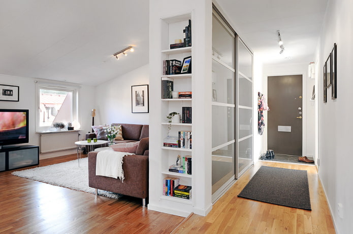 armoire en forme de cloison à l'intérieur du couloir-salon